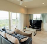 ホテル美ら星 客室リビングルーム｜本部町の海を望む開放的な宿泊空間